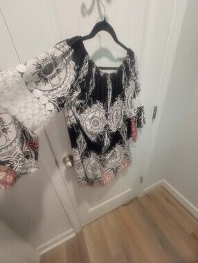 WinWin Size L-XL Tunic with Pinwheel Tatted Lace Bell Sleeves Black White & Red